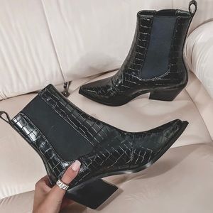 BILLINI UKAYA BLACK POINTED TOE
BOOTIE
